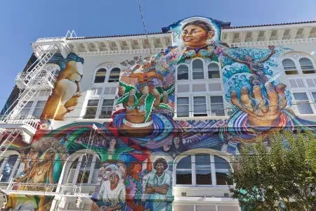 丰富多彩的, large-scale mural covers the side of the Women's Building in San Francisco's Mission District.